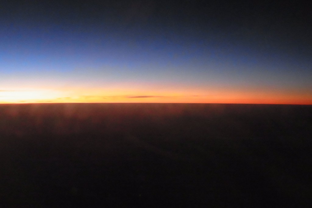 アフリカの夜明け。タンザニア上空