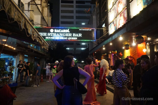 Thanon Phat Pong Two, Silom