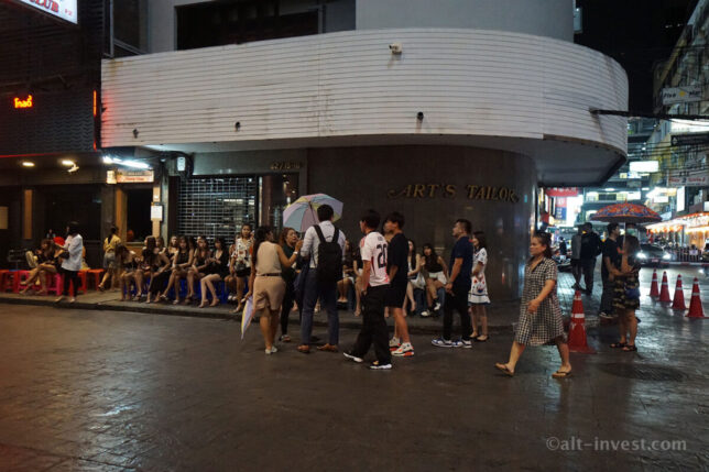 Soi Thaniya, Silom