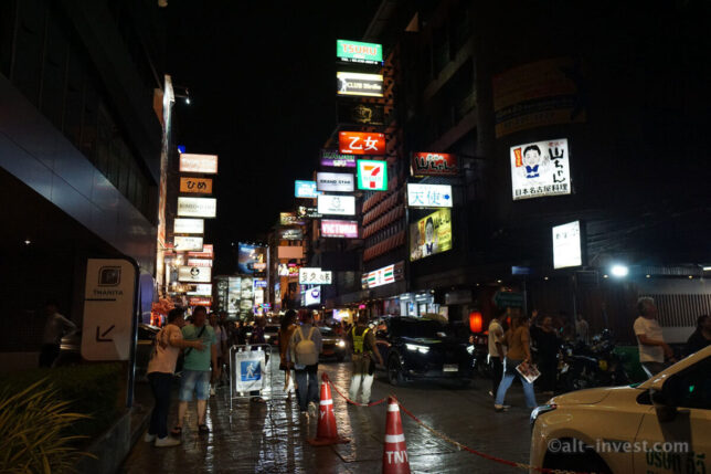 Soi Thaniya, Silom